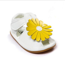 2016 Nuevas flores amarillas en sandalias del bebé de la manera del verano